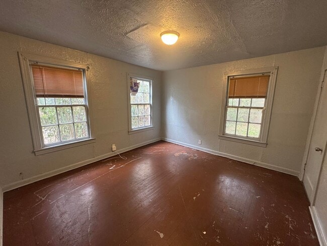 Building Photo - Large 2 Bedroom Home