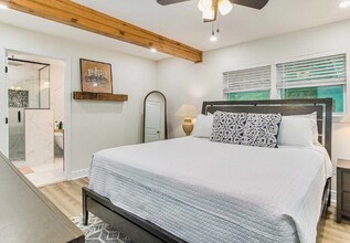 Building Photo - 814 W Gonzalez St