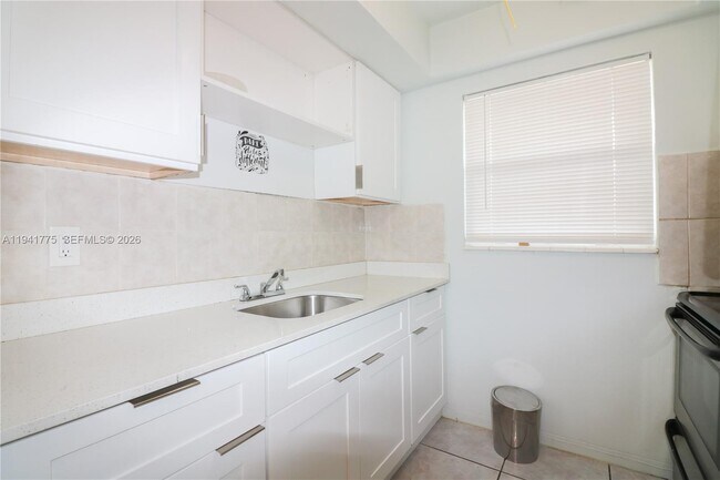 Building Photo - 712 NE 8th St