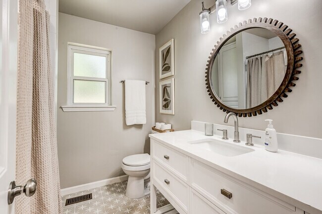 Building Photo - 11 N Pecan Dr