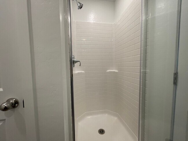 Building Photo - GATED 3 BED 3 BATH 2 CAR GARAGE TOWNHOUSE w/ LOFT + ROOM DOWNSTAIRS & COMMUNITY POOL IN HENDERSON