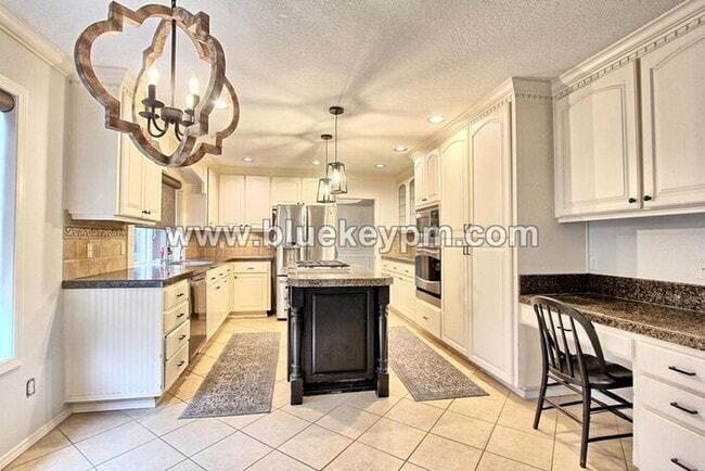 Building Photo - 5 Bed, 2.5 Baths Luxury Home in Murrayhill Near Cooper Mtn Parks