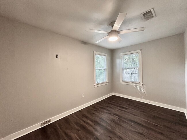 Building Photo - Charming Three Bedroom Home in a Highly Desirable Neighborhood