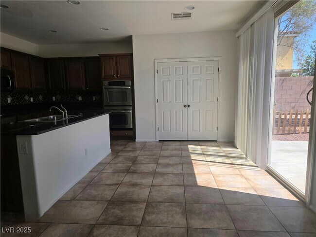 Building Photo - 6640 April Bend Ct