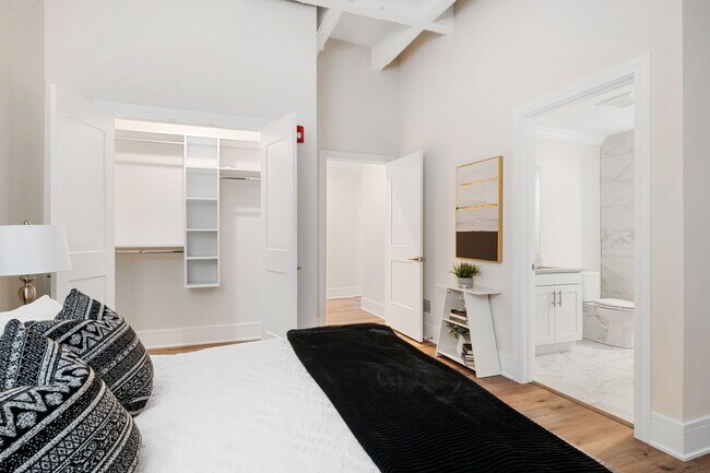 Building Photo - 1610 N Normandy Ave