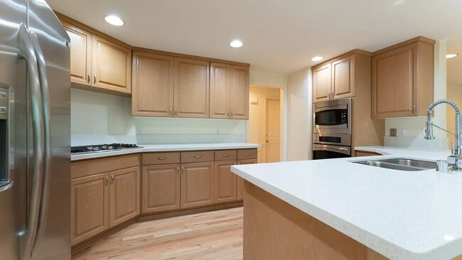 Building Photo - 4Bd/2.5Ba Bellevue House
