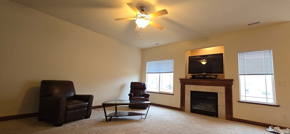 Building Photo - 823 SE Crossings Ln