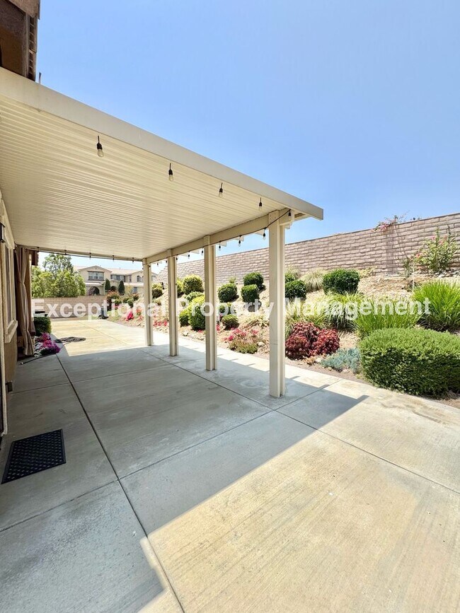 Building Photo - Beautiful 3 bedroom 3 bathroom single stor...