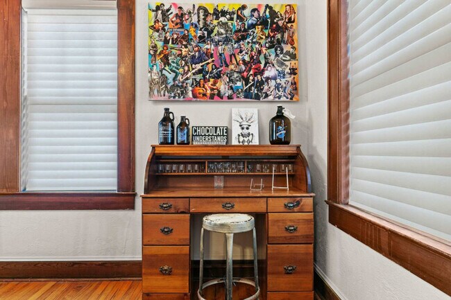 Building Photo - 204 NE 3rd Ave