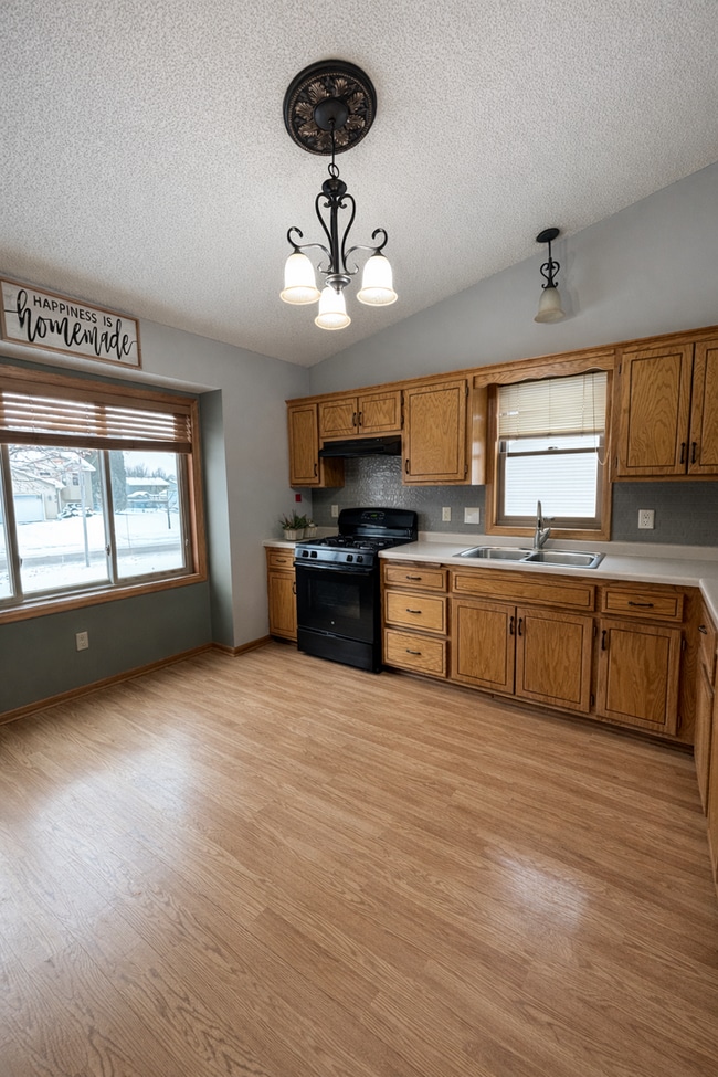 Building Photo - Stunning 4bed 2bath Home, With a Fully Fenced Yard.