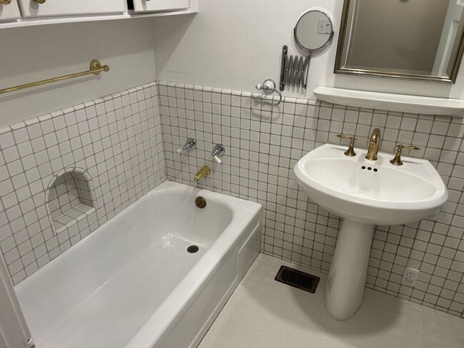 Building Photo - Wonderful 2-Bedroom 1-Bath Home