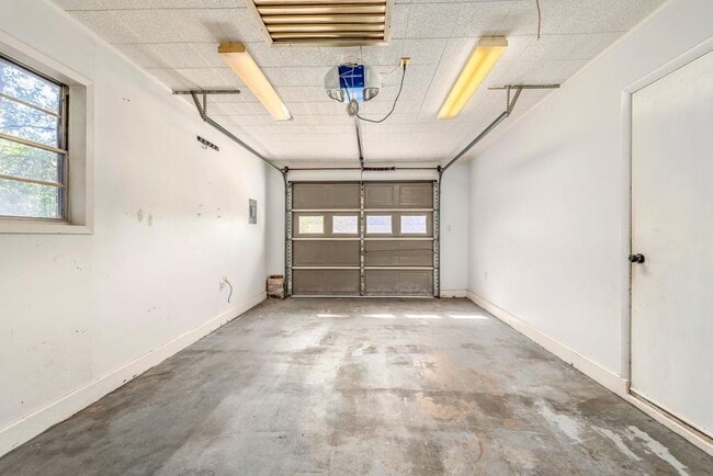 Building Photo - 413 Springdale Dr