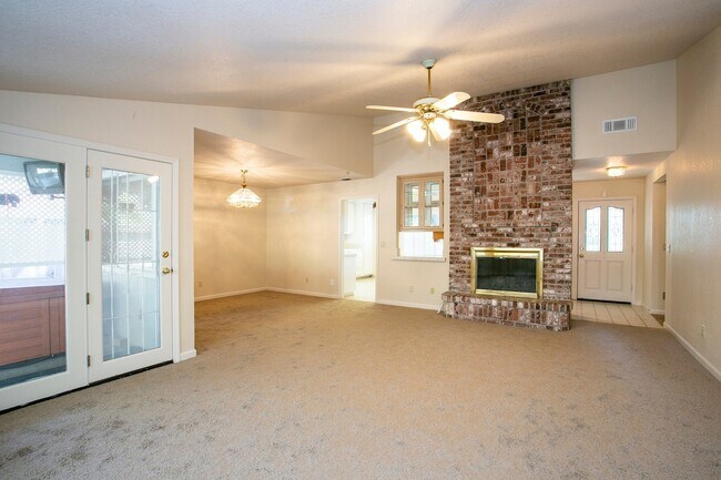 Building Photo - Gorgeous home with a 3 Car Garage!