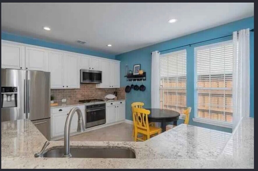 Building Photo - 2716 Zoeller Dr