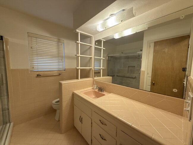 Building Photo - "Charming Space in Yukon, OK! Lawn care included!"