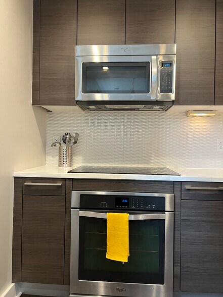 5 burner cooktop, oven and microwave - 3606 Rock Creek Church Rd NW