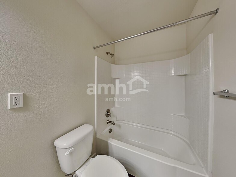 Building Photo - 9011 NE 165th Ave