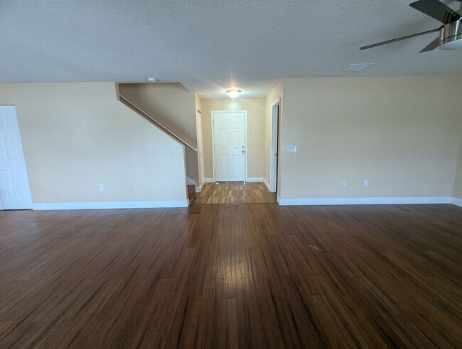 Building Photo - FOR RENT 4 Bedroom 2 1/2  Bath with Den/Office/5th bedroom, Furry  friends Welcome!
