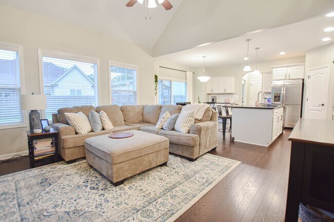 Building Photo - Pet Friendly Three Bedroom with Bonus in S...
