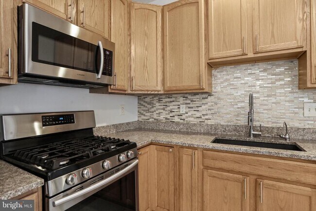 Building Photo - 6140 Newport Terrace