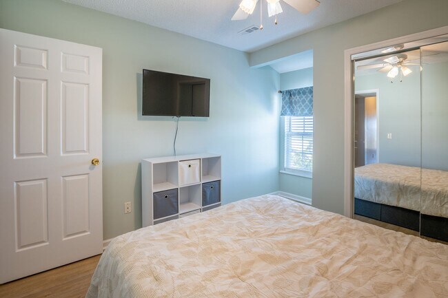 Building Photo - COZY,  FURNISHED OFF-SEAON MONTHLY RENTAL