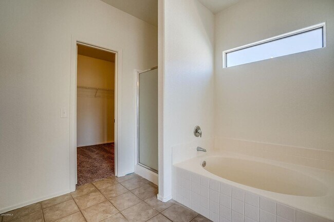 Building Photo - Charming 4 Bedroom 3 Bath 3 Car garage Hom...