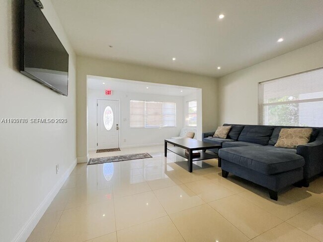 Building Photo - 2539 Thomas St