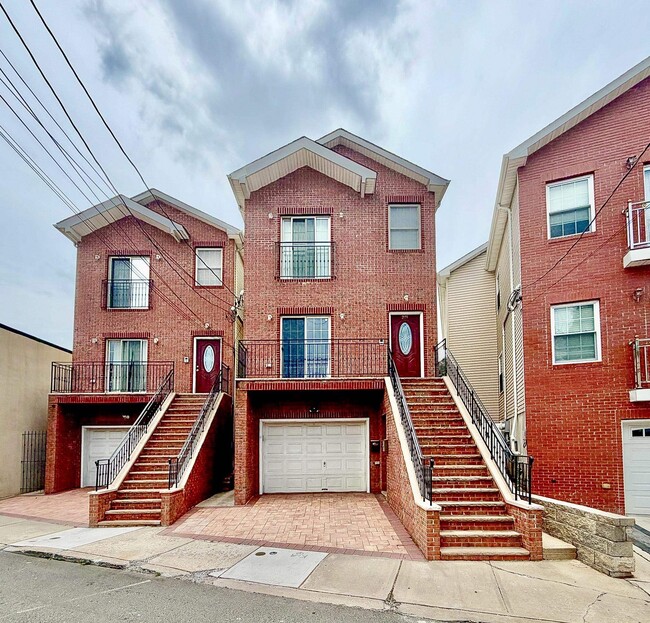 Building Photo - 249 Winfield Ave