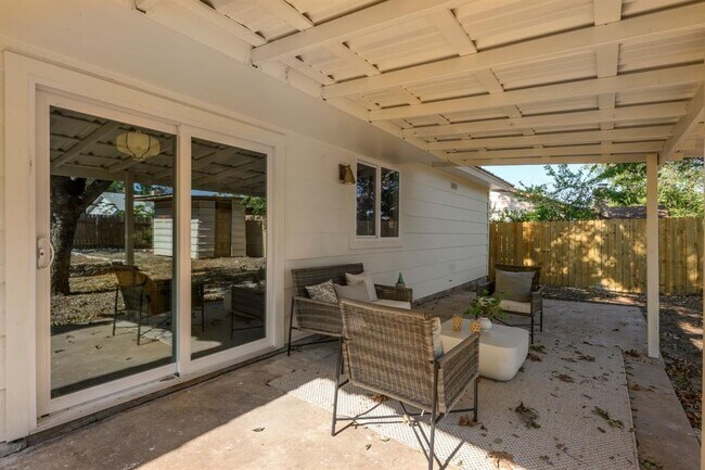 Building Photo - 1114 Stoneoak Ln