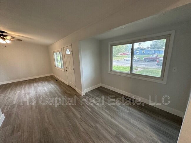 Building Photo - 3045 Dale Ave