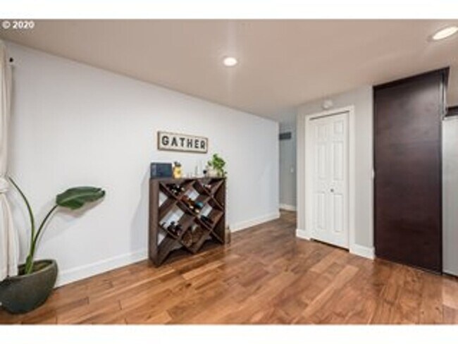 Building Photo - Stunning 5 bedroom home in desirable SW PDX now available for long term lease!