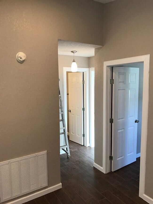 Building Photo - 859 Meadowlark Circle