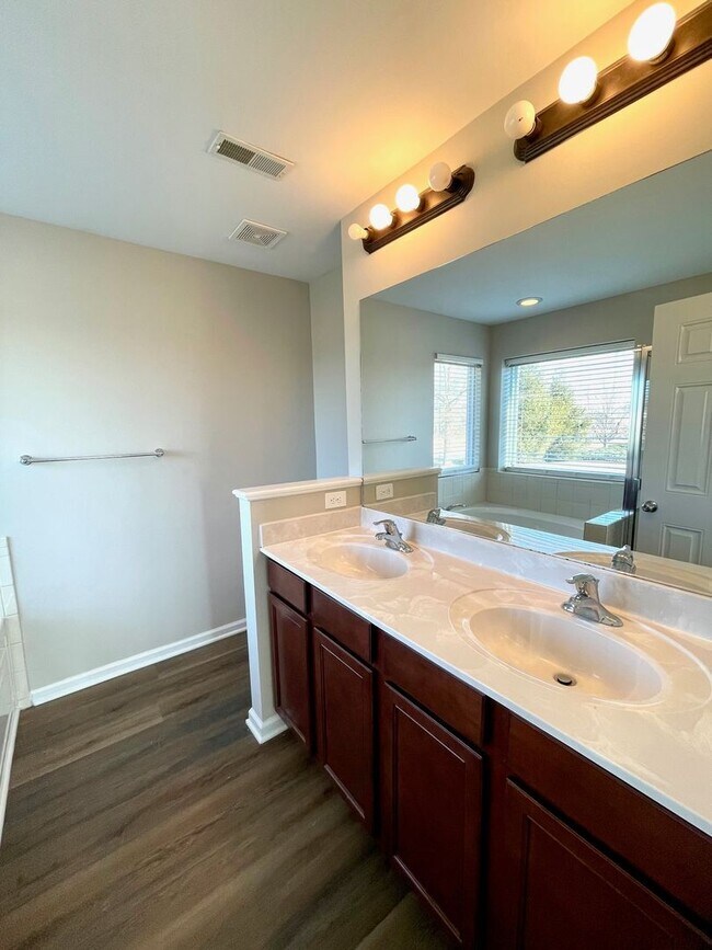 Building Photo - Renovated Polo Fields Home!