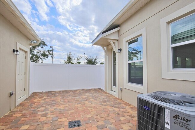 Building Photo - Beautifully Appointment 3/2 Modern Townhom...