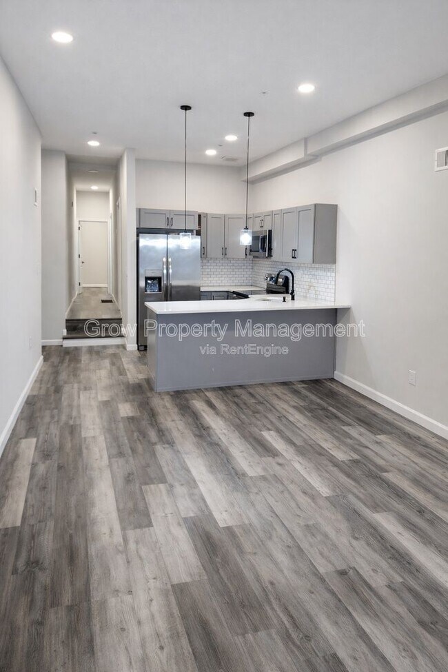 Building Photo - 623 W Oxford St