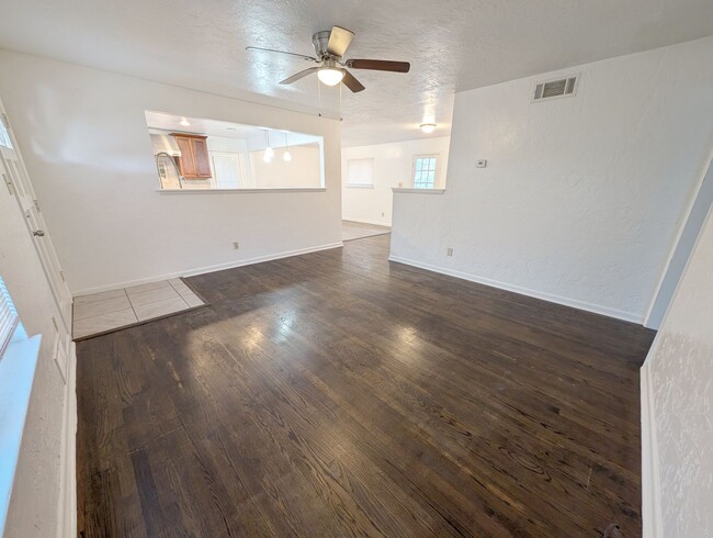 Building Photo - Huge Kitchen in NW OKC