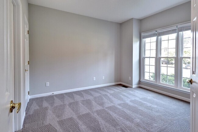 Building Photo - Updated & Spacious Home in Wythe Creek Farms