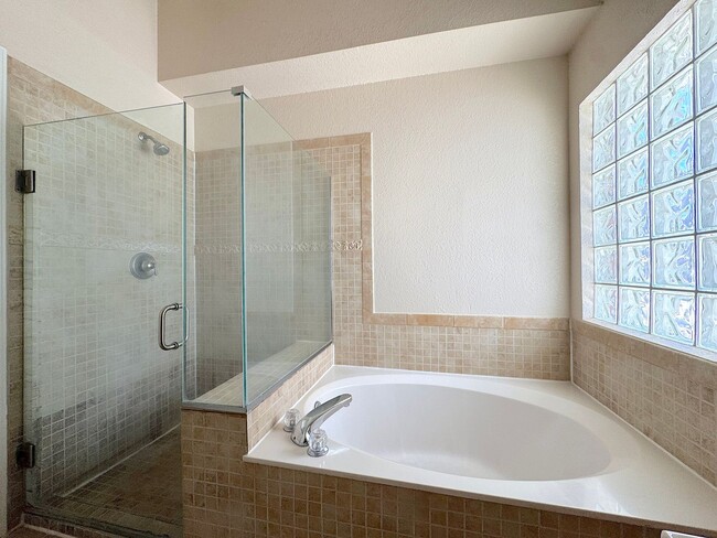 Building Photo - East El Paso 3bed/2bath Refrig A/C!