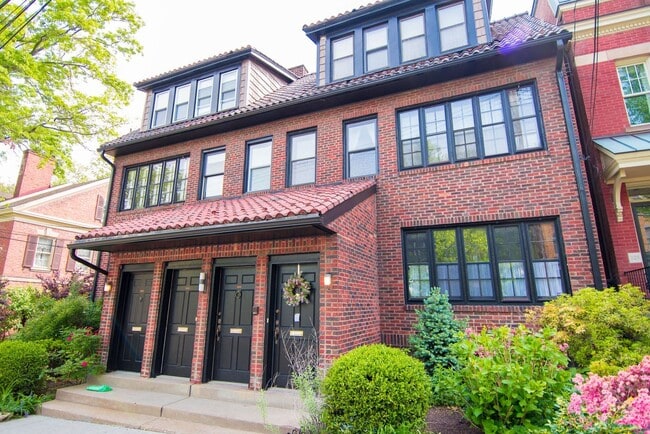 Building Photo - Introducing a charming 3-bedroom, 2-bathroom townhouse located in the heart of Shadyside