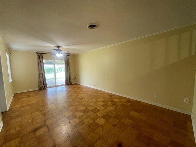 Building Photo - Broadmoor Terrace Beauty!