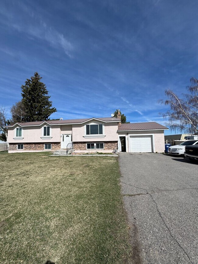 Building Photo - 2192 E Hwy 33