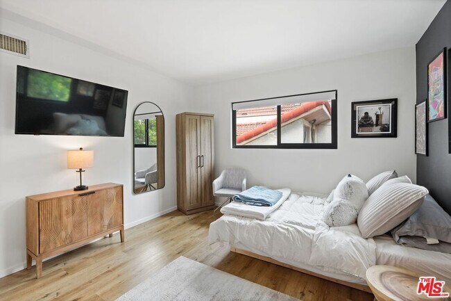 Building Photo - 6558 Lasaine Ave