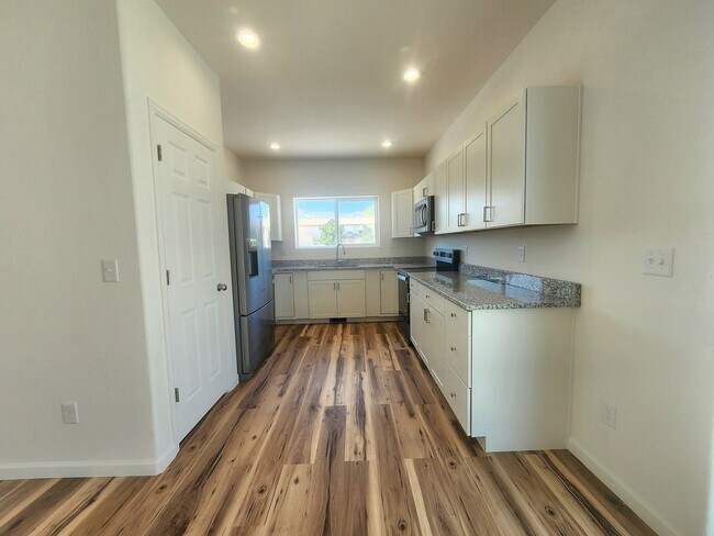 Building Photo - 673 E Laporte Dr