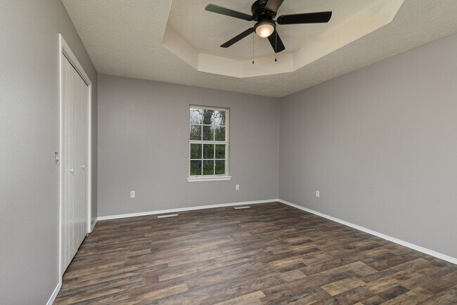 Building Photo - REMODELED 3 Bedroom | 2 Bathroom | 2 Car G...