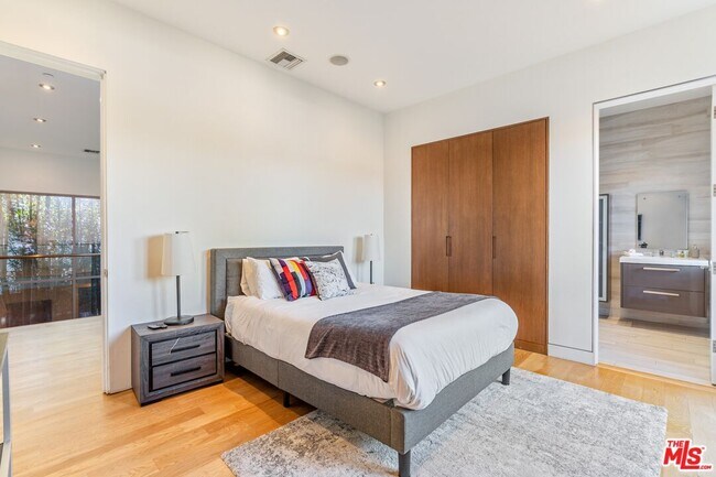 Building Photo - 833 N Orange Grove Ave