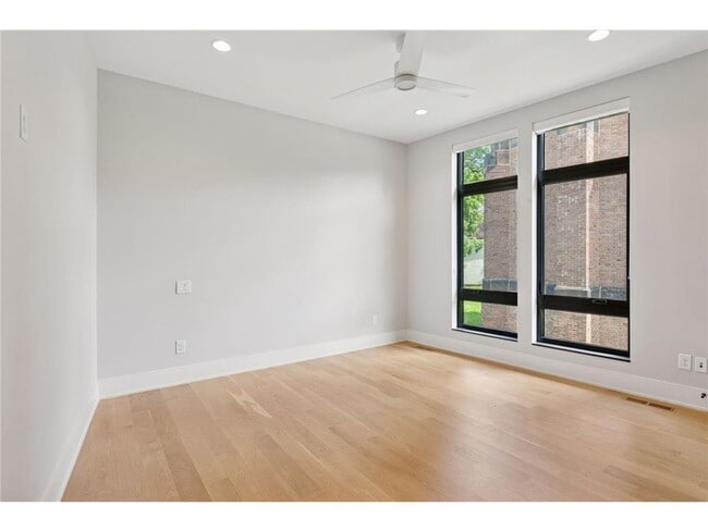 Building Photo - 1726 Kenwood Pkwy