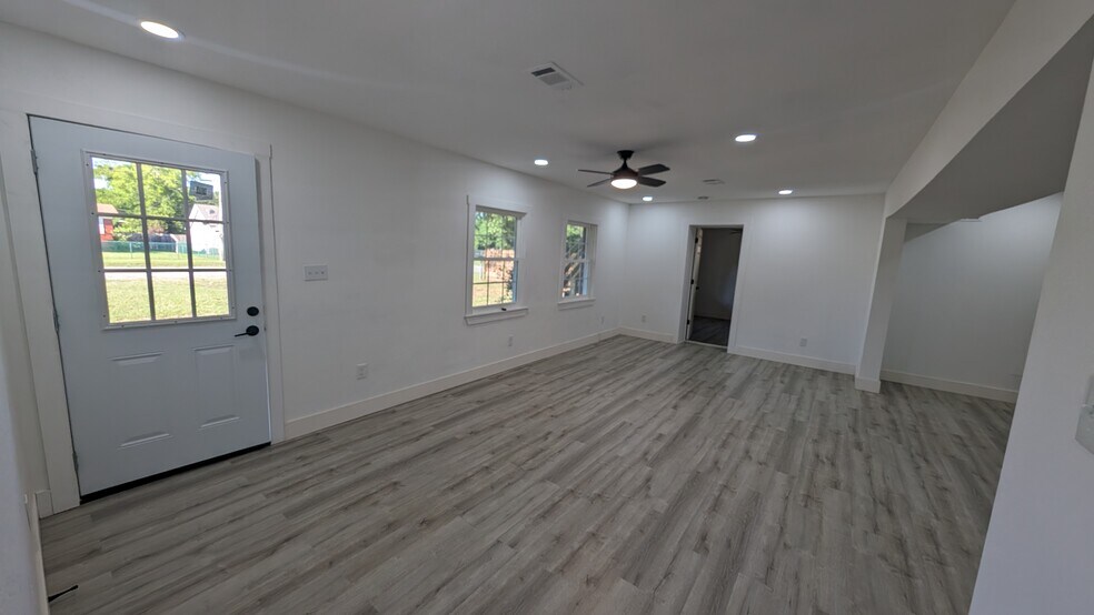 Building Photo - 2824 Desert St