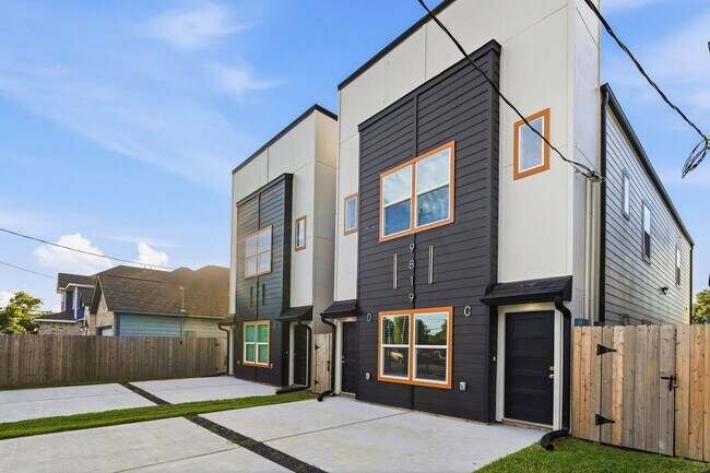 Building Photo - 9819 Turnbow St