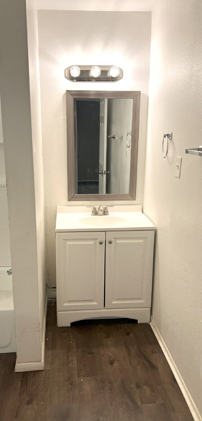 Building Photo - SINGLE STORY 2 BEDROOMS 1 BATHROOM NORTH P...