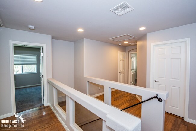 Building Photo - Gorgeous 4Bdm 2.5Ba Two-Story Home in Sout...